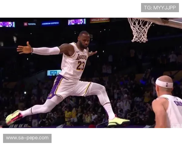 詹皇里夫斯神仙配合空接暴扣